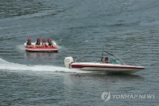 북한강서 수상레저 즐기는 피서객