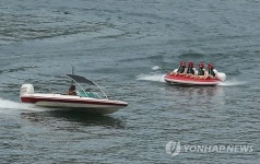 북한강서 수상레저 즐기는 피서객