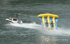 북한강서 수상레저 즐기는 피서객