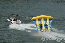 북한강서 수상레저 즐기는 피서객