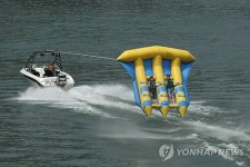 북한강서 수상레저 즐기는 피서객