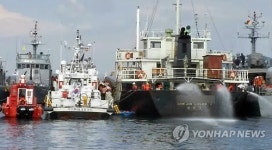 침수 화물선 구조중인 창원해경·해군 선박