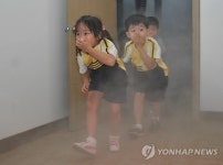 열·연기 대피 체험하는 어린이들