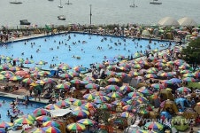 중부 피서지 북적…남부 해수욕장 한산