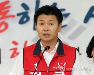 기자회견하는 정용기 후보