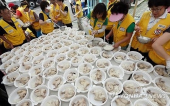 무더위 속 삼계탕 인기, 가격 하락 영향으로 홈메이드 삼계탕 뜸