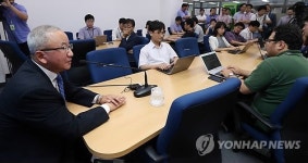 현오석 경제회복 불씨 살렸지만 국민체감 부족해 죄송