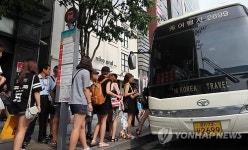 추가투입된 버스 이용하는 시민