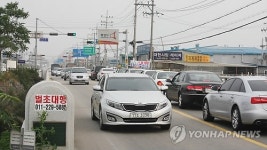 시 경계에 설치된 교량 확장…수년째 입씨름만