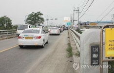 시 경계에 설치된 교량 확장…수년째 입씨름만