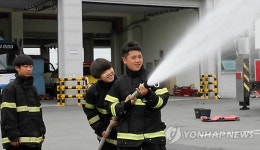 소방관 직업 체험하는 중학생들