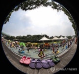 신발 나란히 벗어놓고