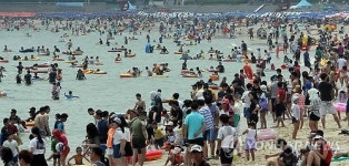 장마 속 무더위 해운대 북적