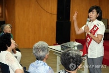 나경원, 어르신 노래교실서 지지호소