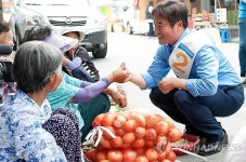서산 동부시장 찾은 조한기 새정연 후보