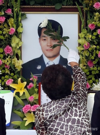 순직 소방관 영결식…오열하는 유가족