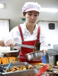 도시락 배달 봉사하는 나경원 후보