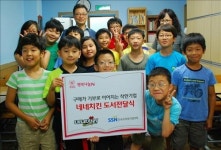 <게시판> 네네치킨, 지역아동센터에 도서 전달