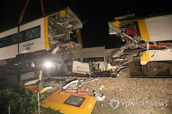 처참한 사고 열차…막바지 복구 작업 한창 | 포토뉴스