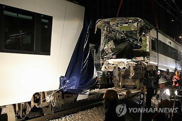 구겨지고 부서진 충돌 열차 | 포토뉴스