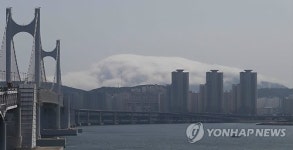 광안대교서 바라본 영도 해무 장관