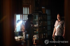 순천 송치재 별장 압수수색하는 경찰