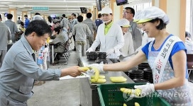 현대미포조선 임원부인들 사내식당서 배식봉사