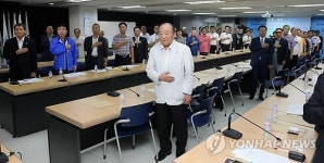 국기에 경례하는 시니어 노동조합