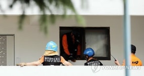 잠긴 가구 수색 나선 소방대원