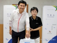 사전투표하는 정용기 후보