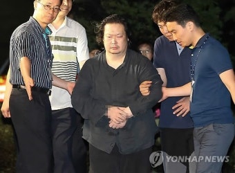굳은 표정의 유대균