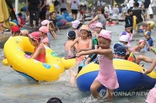 물놀이에 푹 빠진 어린이들