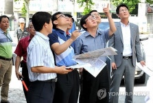 범죄 취약지역 둘러보는 김성환 노원구청장
