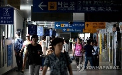 구로역 빠져 나오는 시민들