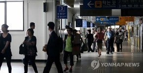 구로역 빠져 나오는 시민들