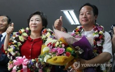 꽃목걸이 건 정미경 수원을 당선인