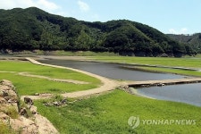 가뭄에 용담 수몰지역 시설물 모습드러내
