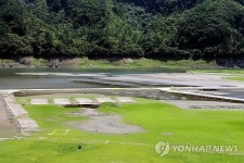 가뭄에 용담 수몰지역 시설물 모습드러내