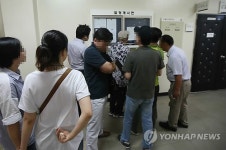 붐비는 입찰법정 앞 복도