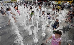 바닥분수 점령한 어린이들