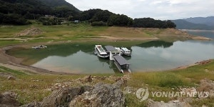 타는 가뭄에 청풍호 관광선 뱃길도 끊겨