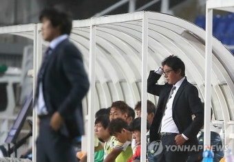 경기지켜보는 황선홍 감독