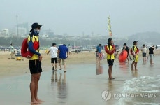 전방 주시하는 해경 인명구조요원