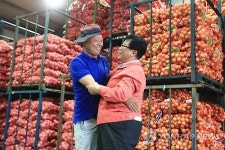 합천 동부농협조합장 안아주는 이동필 장관