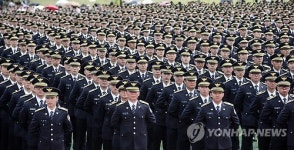 축사듣는 신임 경찰들
