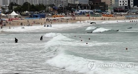 비켜가는 태풍이지만 한산한 송정해수욕장