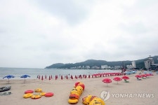 비켜가는 태풍이지만 한산한 송정해수욕장