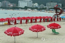 비켜가는 태풍이지만 한산한 송정해수욕장