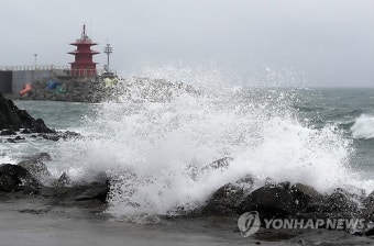 태풍 영향으로 제주·영남·영동에 강풍 동반한 비