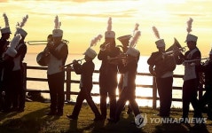 금빛 하늘 수놓는 관악 선율